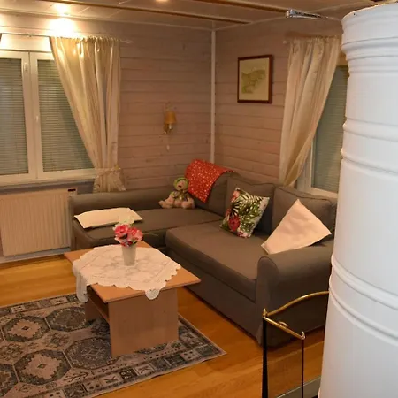 Huoneisto Idyllinen Mummonmökki Renovated Grandma's For 5-6 People *