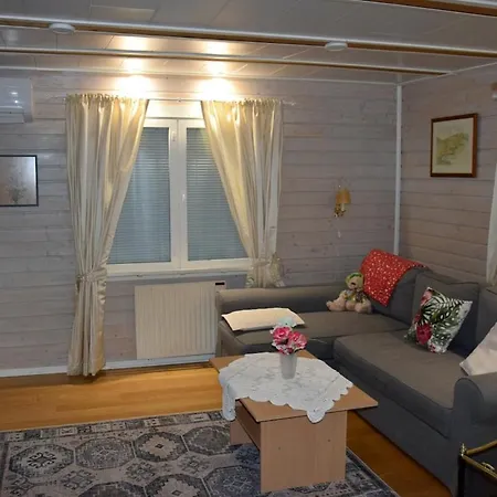 Idyllinen Mummonmoekki Renovated Grandma's For 5-6 People * Oulu